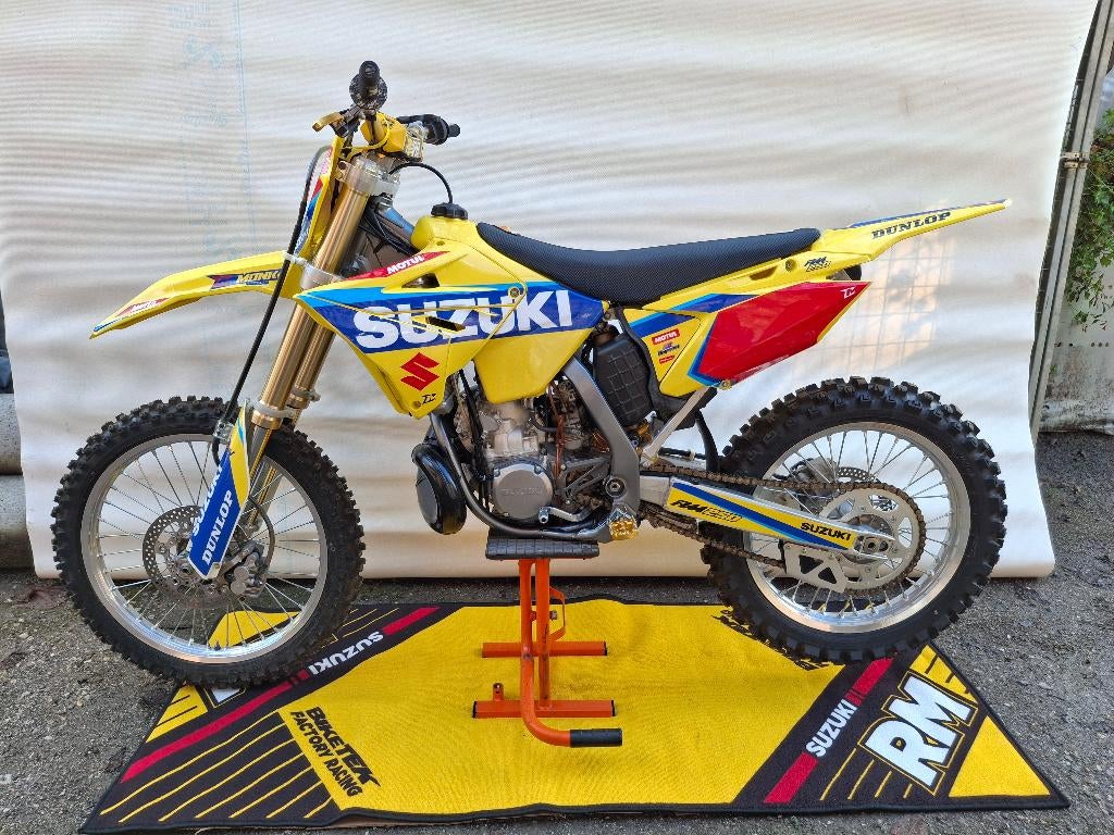Suzuki RM 250 2 temps Cross original COMME NEUF!, Entreprise, Plus de 35 kW, Moto de cross, 1 cylindre
