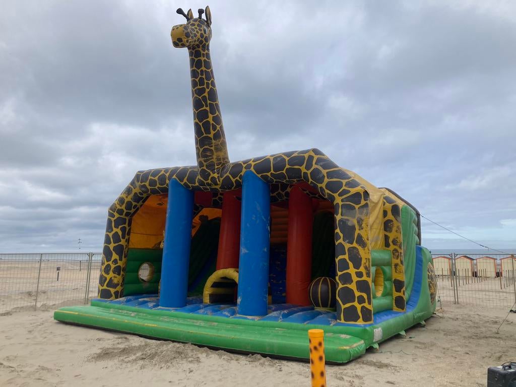 Te koop Springkasteel giraf 8x8m 150€, Hobby & Loisirs créatifs, Enlèvement