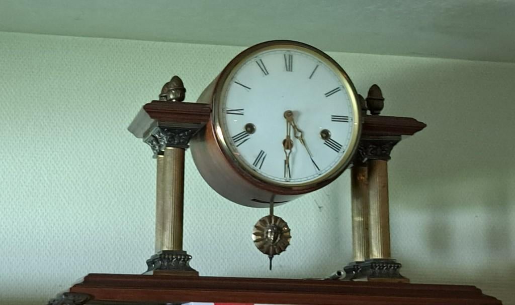 BELLE PENDULE PORTIQUE ANCIENNE - Style Empire - Avec Clé, Antiek en Kunst, Antiek | Klokken, Ophalen