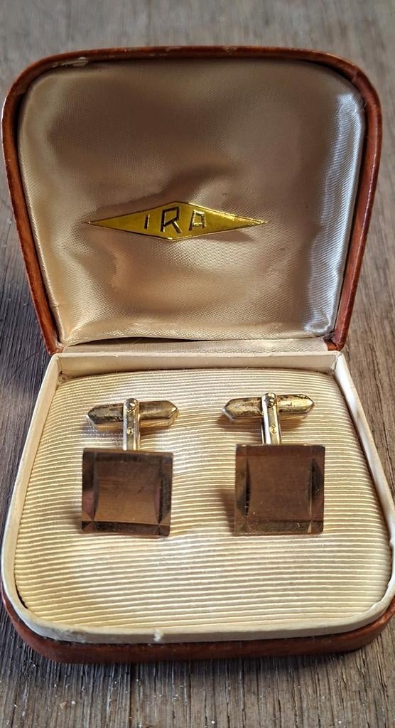 Boutons de manchette ira 1954, Enlèvement