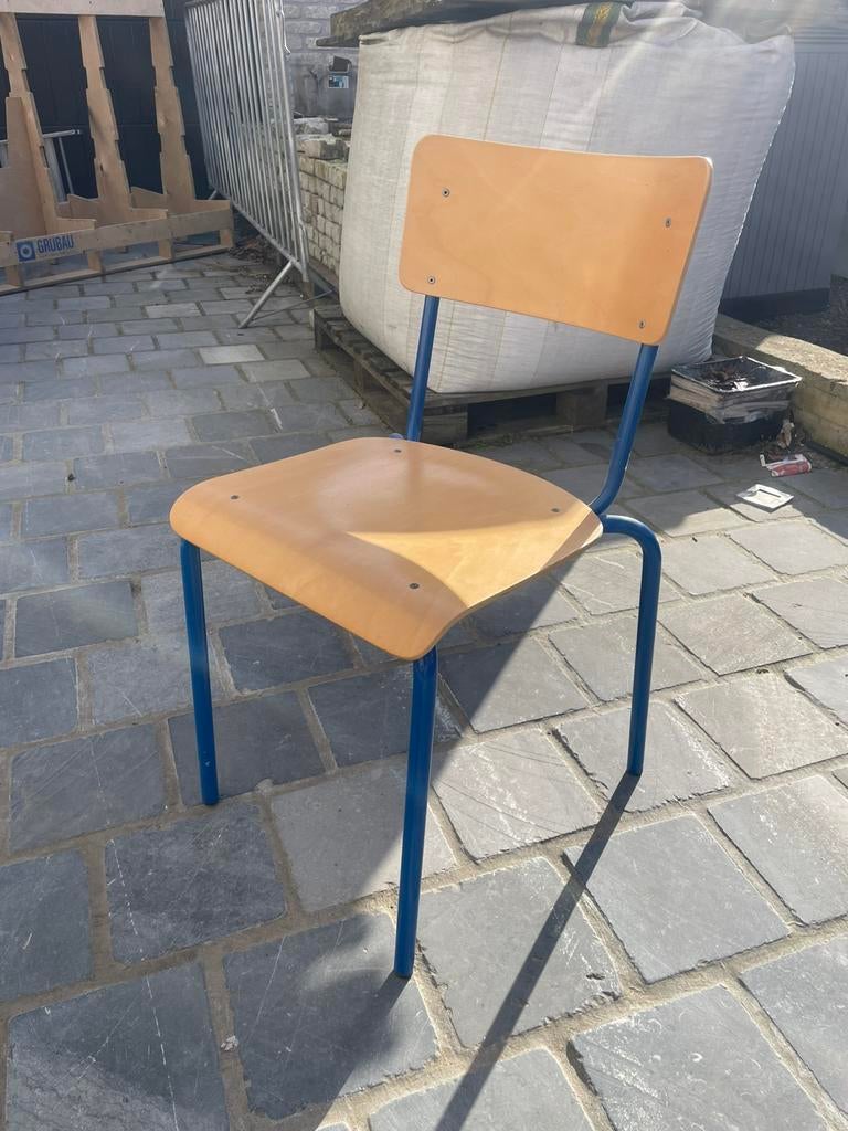Mooie oude schoolstoelen, Enlèvement