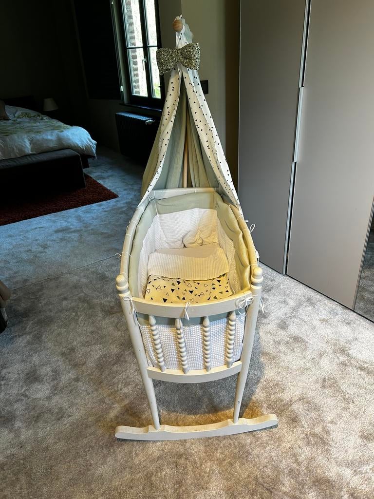 Oude wieg volledig vernieuwd, Kinderen en Baby's, Babywiegjes en Ledikanten, Ophalen, Wieg