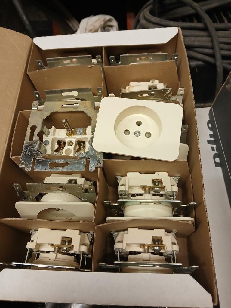 PR20 Stopcontact compleet creme, Ophalen of Verzenden, Stopcontact