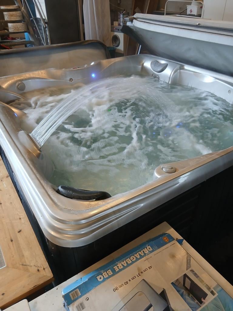 Jacuzzi gratis geleverd geplaatst bij u thuis, Ophalen of Verzenden