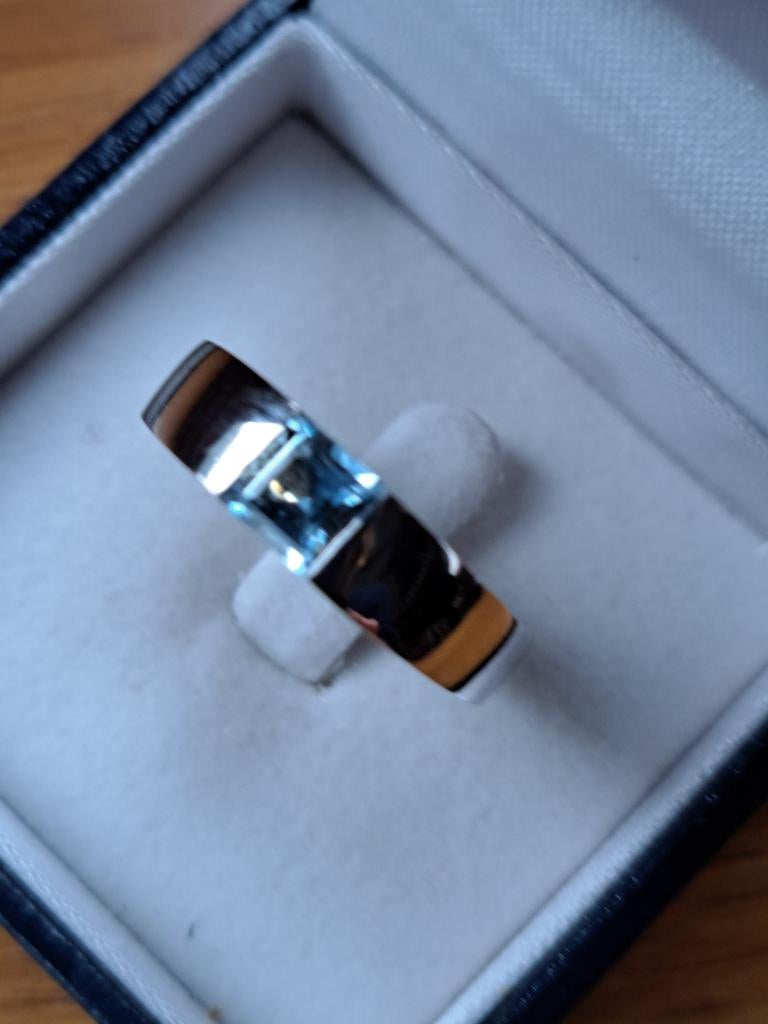 BAGUE OR BLANC 18 CARATS NEUVE JAMAIS PORTÉE AVEC SON ÉCRIN, Bijoux, Sacs & Beauté, Bagues, Neuf, Enlèvement ou Envoi, 18 à 19
