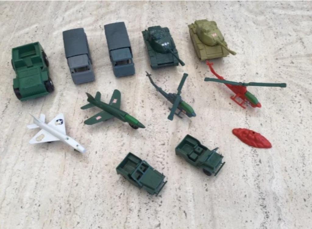 Speelgoed soldaatjes met toebehoren en ondergrond, Enlèvement ou Envoi, Utilisé
