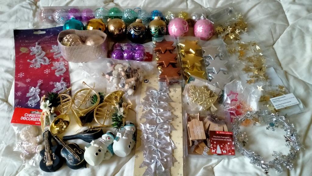 Allerhande kerstgerief:27 kerstballen,slingers,hangers., Diversen, Kerst, Ophalen, Zo goed als nieuw
