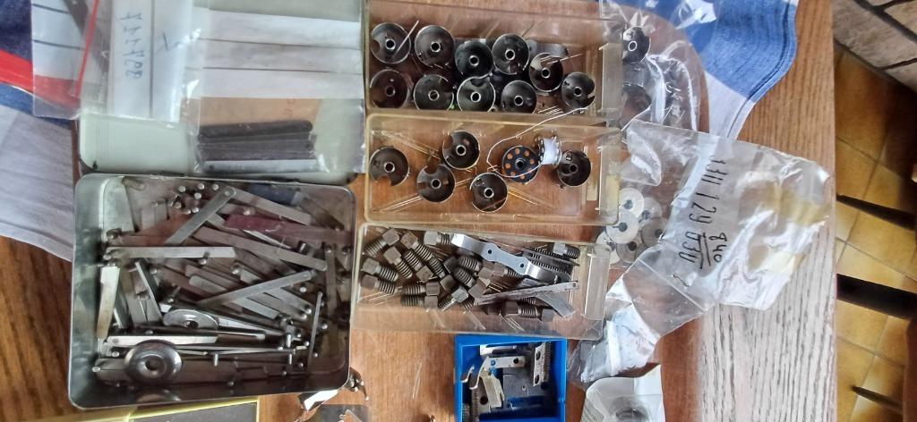 Benodigdheden voor industriële naaimachines, Ophalen