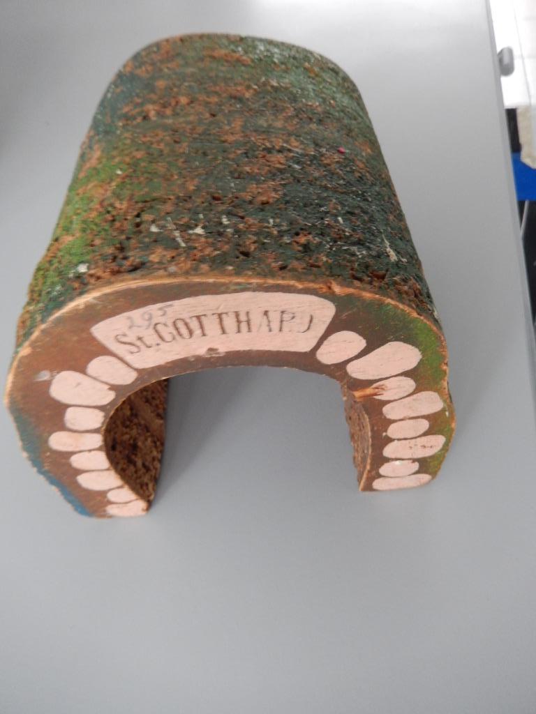 2 tunnels voor bij een treinbaan., Ophalen, Gebruikt