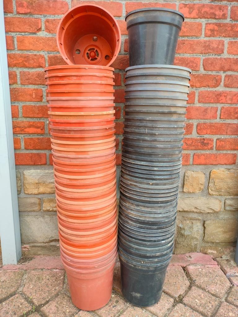 Heel zware grote bloempotten 19 x 17,5 cm harde plastiek, Tuin en Terras, Bloempotten, Zo goed als nieuw, Kunststof, Binnen, Balkon