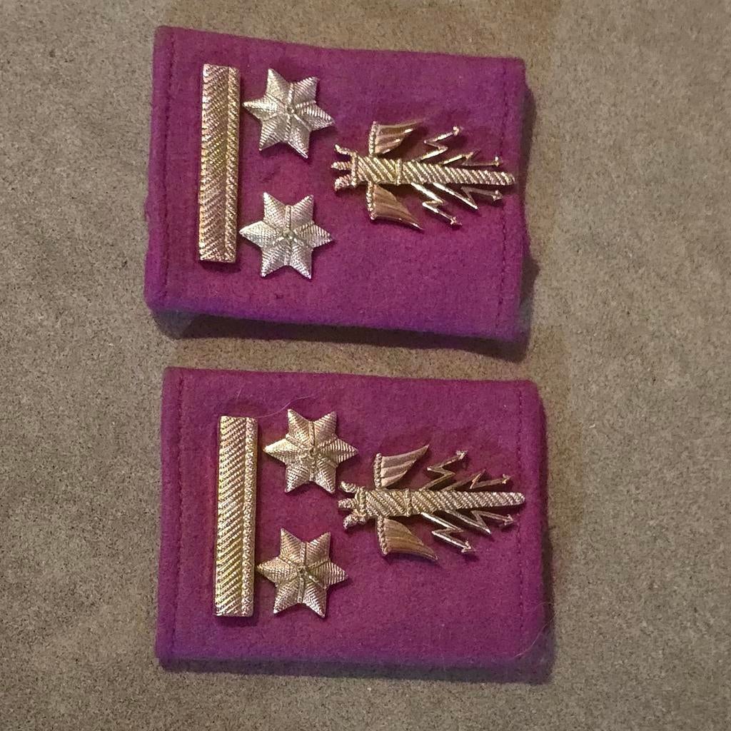 Épaulettes, Collections