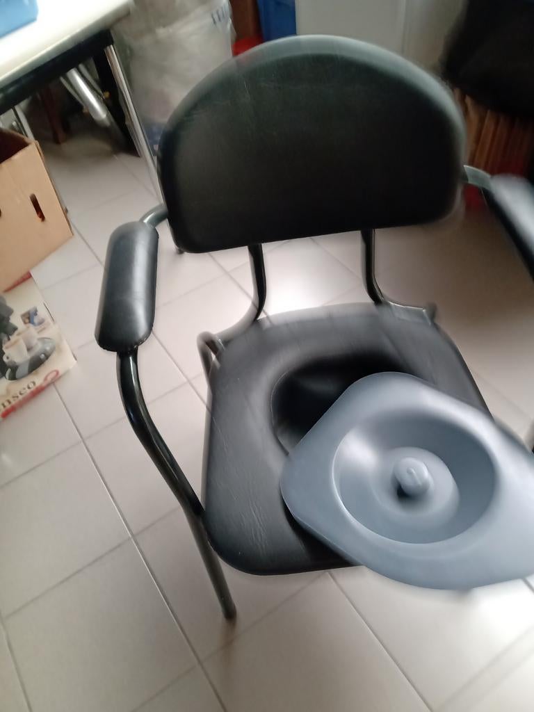 Toiletstoel in perfecte staat zeer proper., Diversen, Verpleegmiddelen, Ophalen