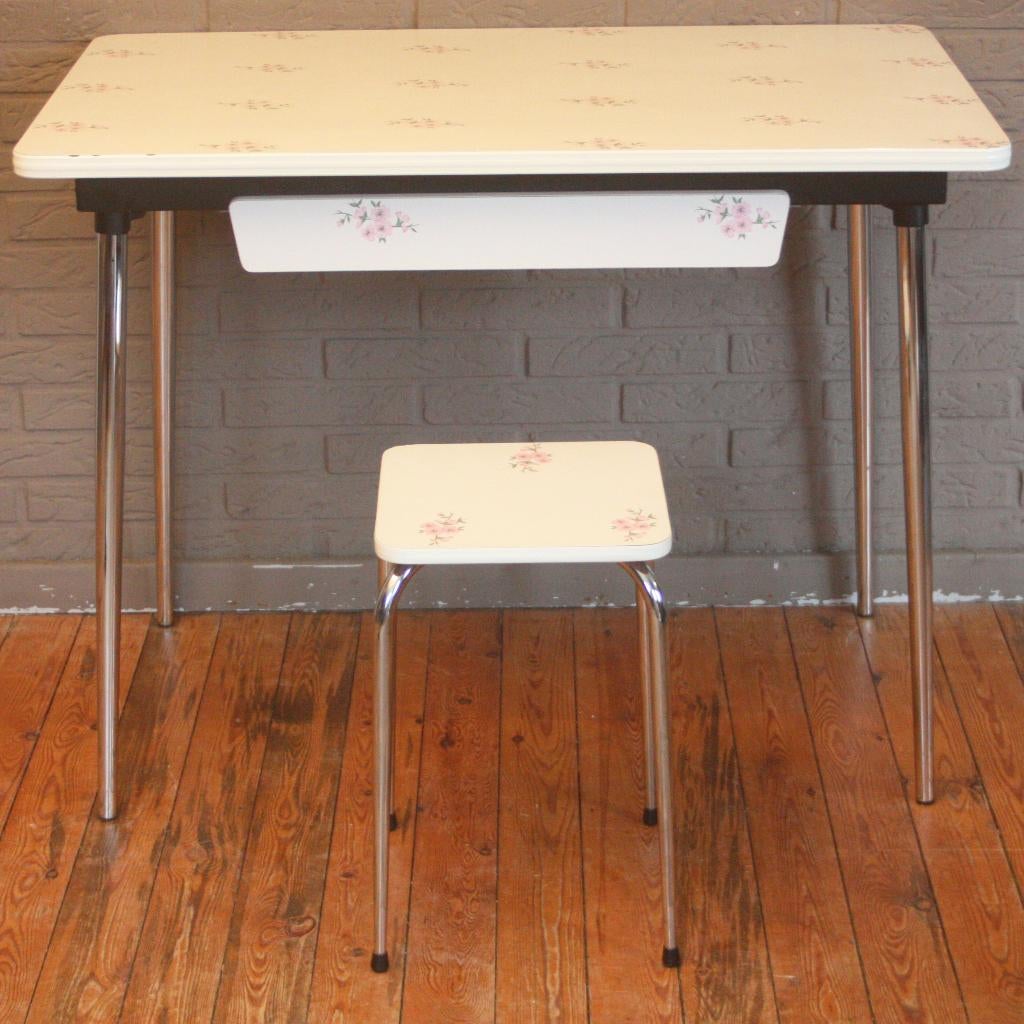 Hagelwitte Formica Tafel Met Bloemenmotief / Jaren 60, Ophalen