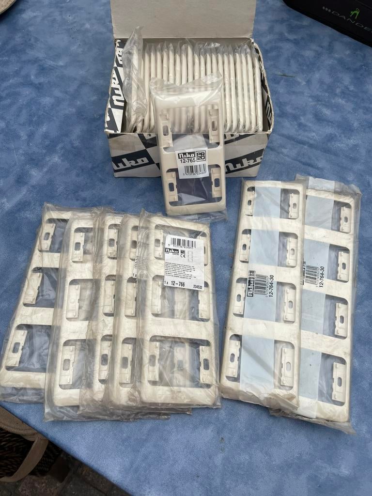 Lot Niko pr 20 creme ouder model afdekplaten 71 mm, Bricolage & Construction, Électricité & Câbles, Enlèvement, Neuf