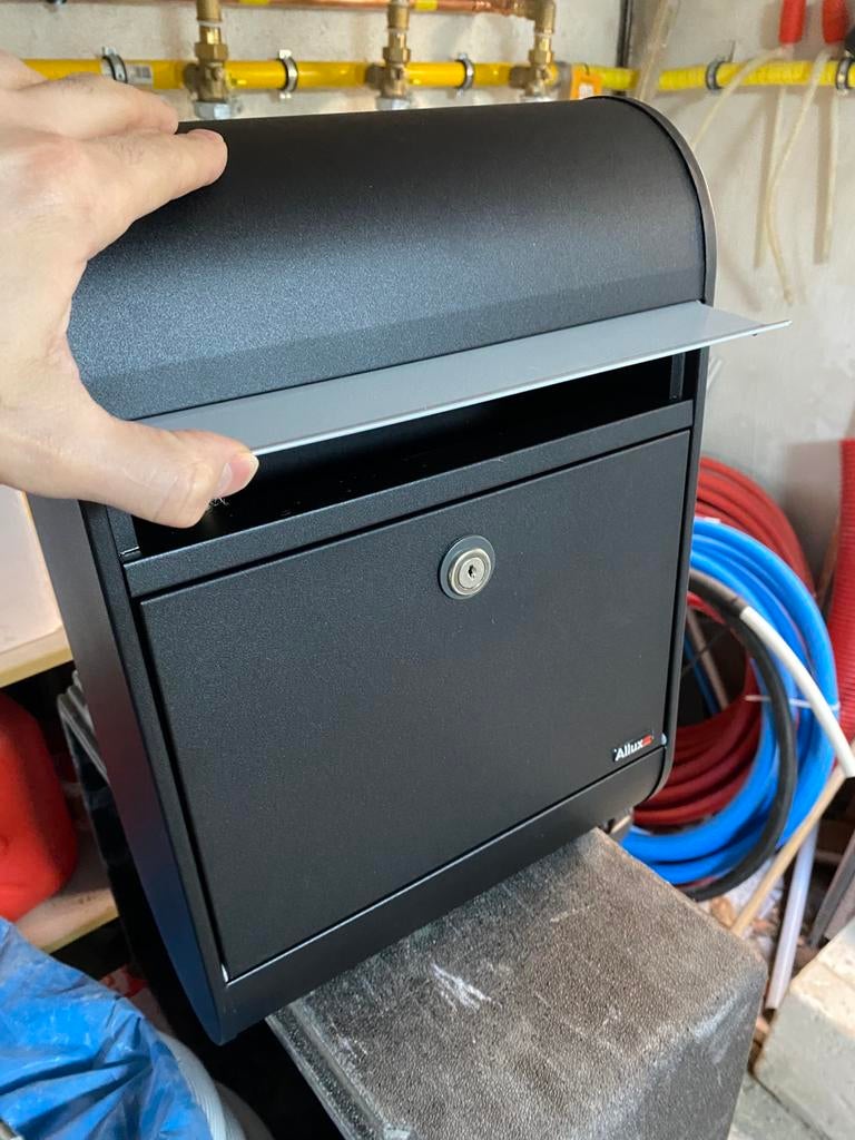 Brievenbus Allux 5000 zwart (nieuw), Tuin en Terras, Brievenbussen, Ophalen, Staal