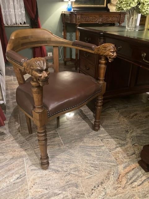antieke bureaustoel uitgesneden hout leeuwenkoppen., Enlèvement