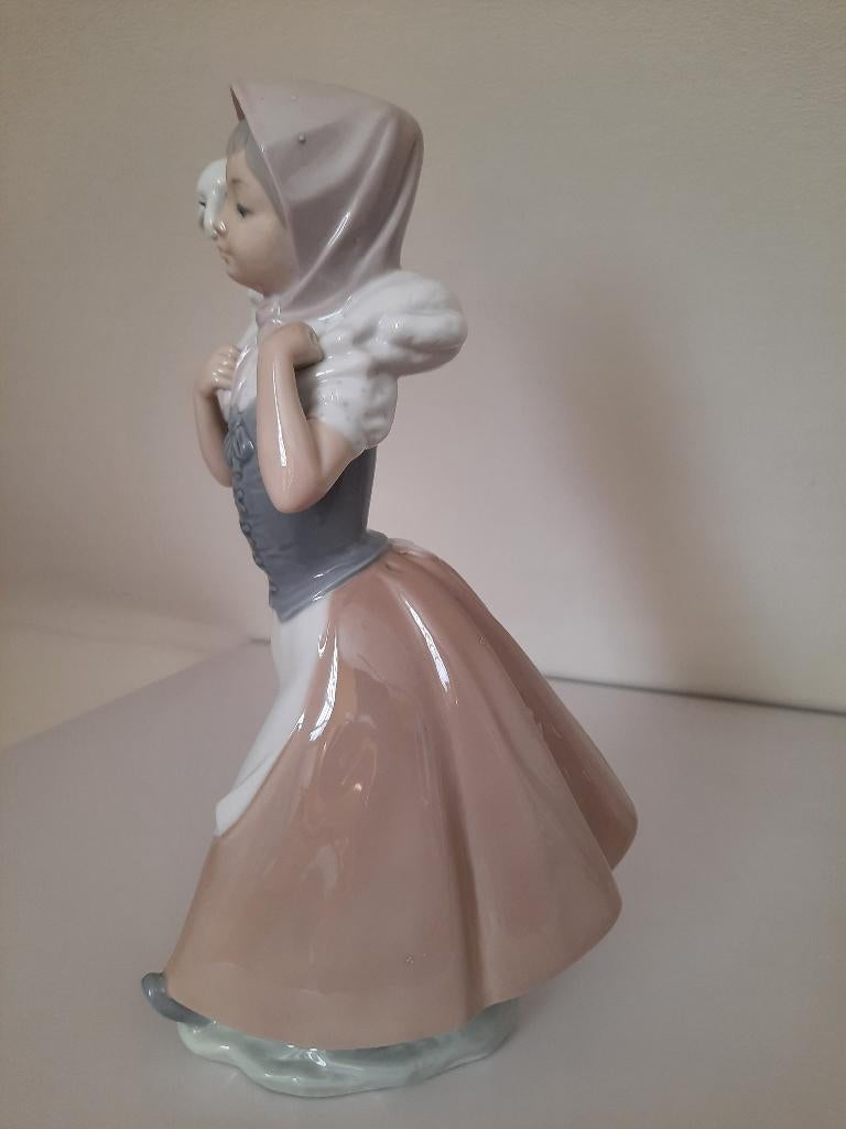 Beeldje van het merk NAO, Ophalen, Zo goed als nieuw