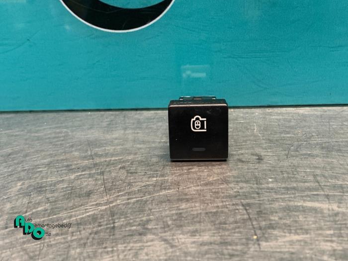 Commutateur verrouillage central des portes d'un Peugeot Par, Autos : Pièces & Accessoires, Autres pièces automobiles, Peugeot