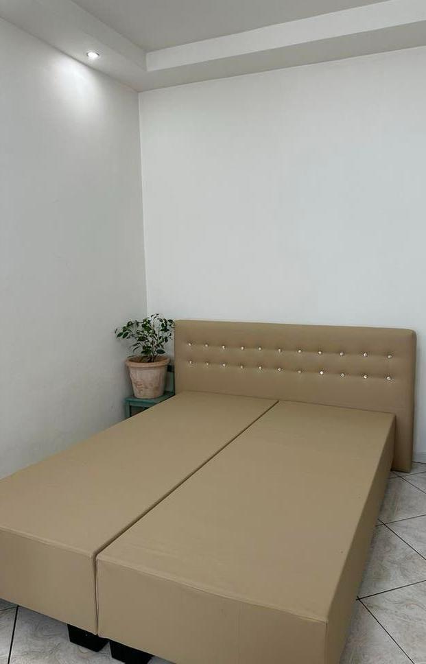 Gloednieuw herbeklede bedkader, Huis en Inrichting, Ophalen, Beige, Tweepersoons, Zo goed als nieuw