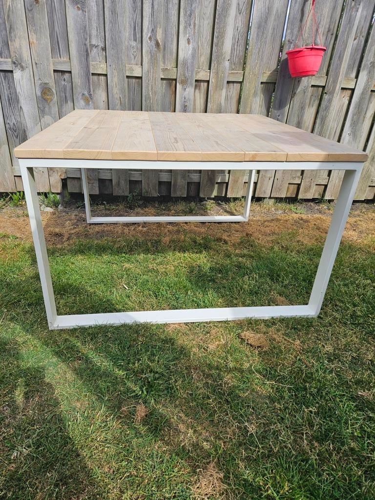 Tuintafel 120 x120x75 cm nieuwe unieke kans in Houthalen, Ophalen