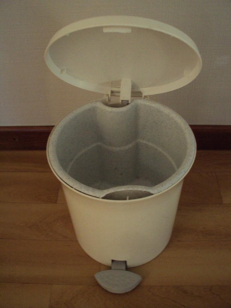 Wit pedaalemmertje in kunststof voor badkamer / Toilet, Ophalen of Verzenden