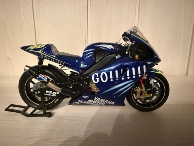 VALENTINO ROSSI MINICHAMPS 1/12 GAULOISES YAMAHA, Enlèvement ou Envoi, Comme neuf, 1:9 à 1:12, Moteur
