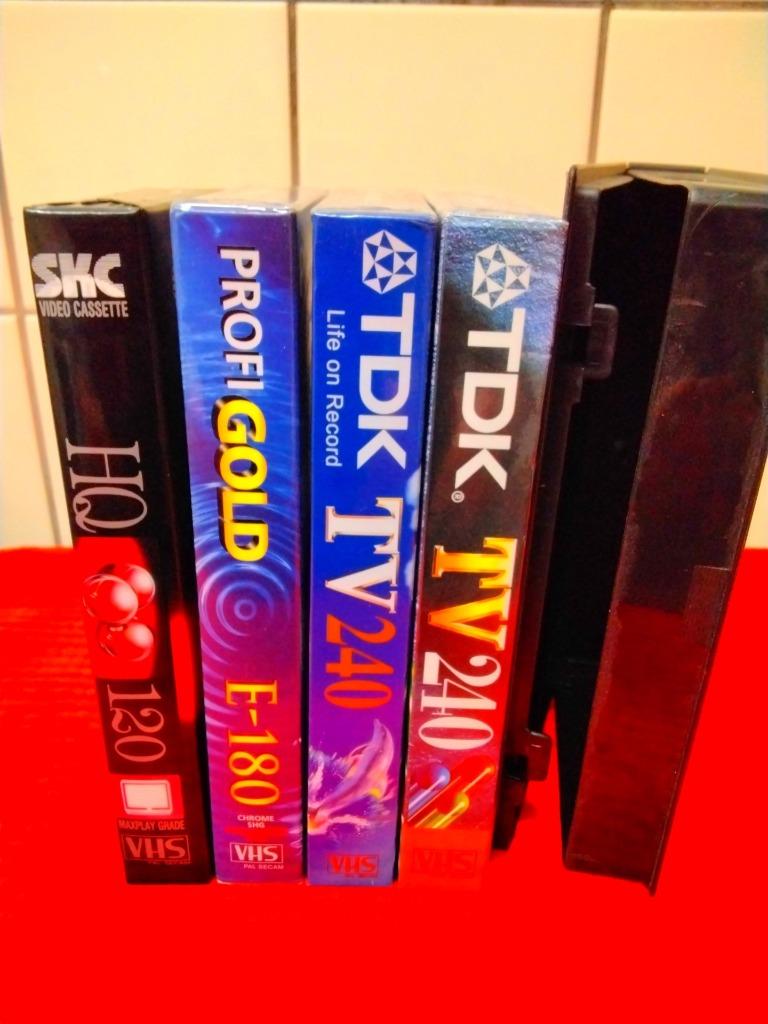 LOT DE 4 CASSETTES VIDEO NEUVES ET 1 BOITIER, Enlèvement, Neuf