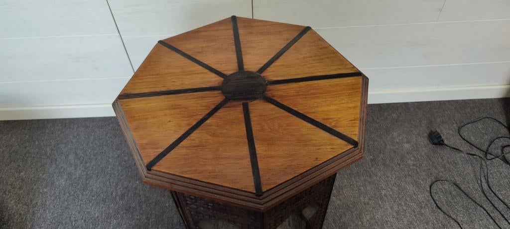 Table congolaise, Antiquités & Art, Enlèvement