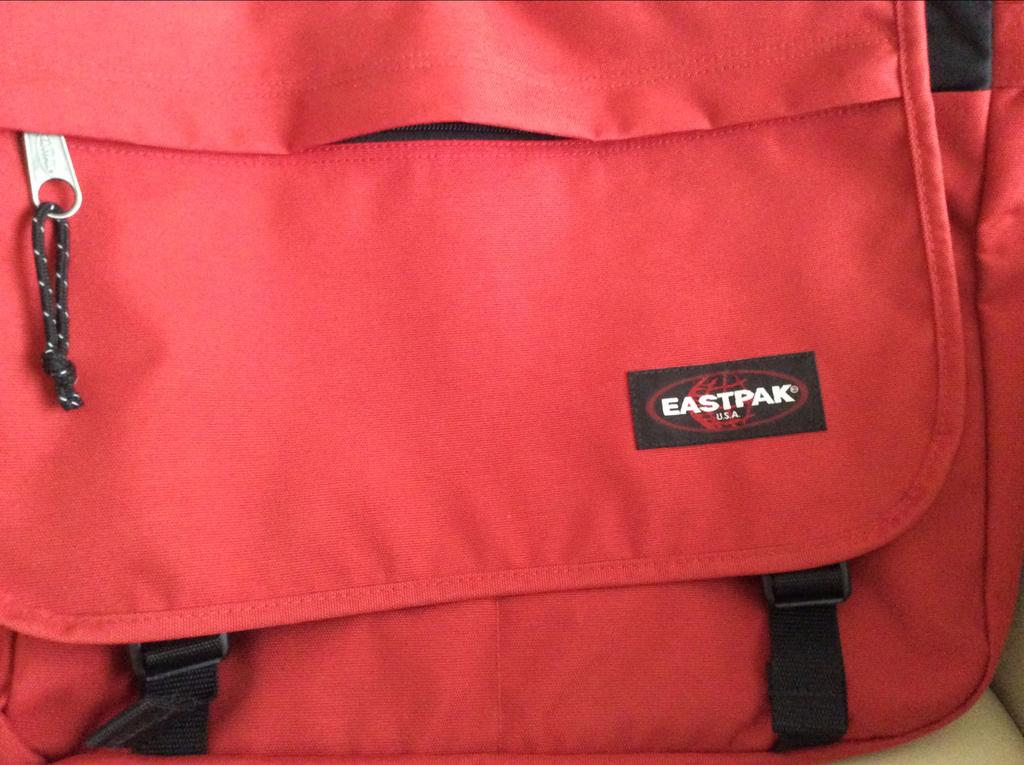 EASTPAK.  Nieuwe schoudertas met rits om tas breder te maken, Ophalen of Verzenden, Nieuw, Schoudertas