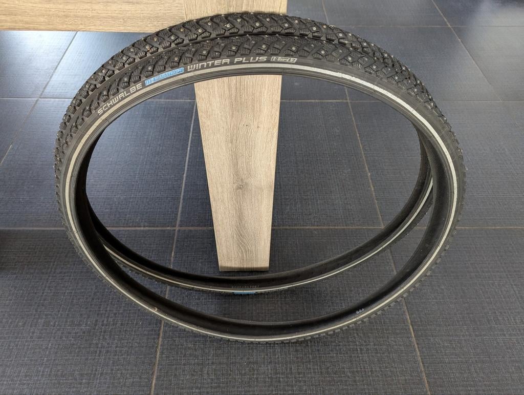 Lot de 2 Pneus vélo hiver (Schwalbe Marathon Winter plus), Vélos & Vélomoteurs, Pneu