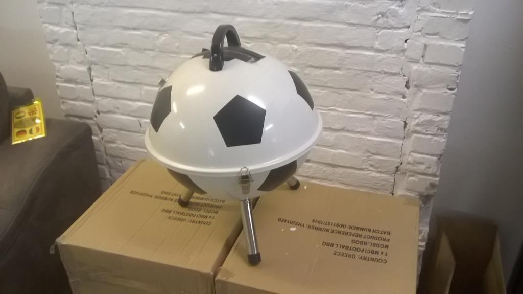 BBQ klein model Voetbalmotief, Tuin en Terras, Houtskoolbarbecues, Nieuw, Met accessoires, Ophalen