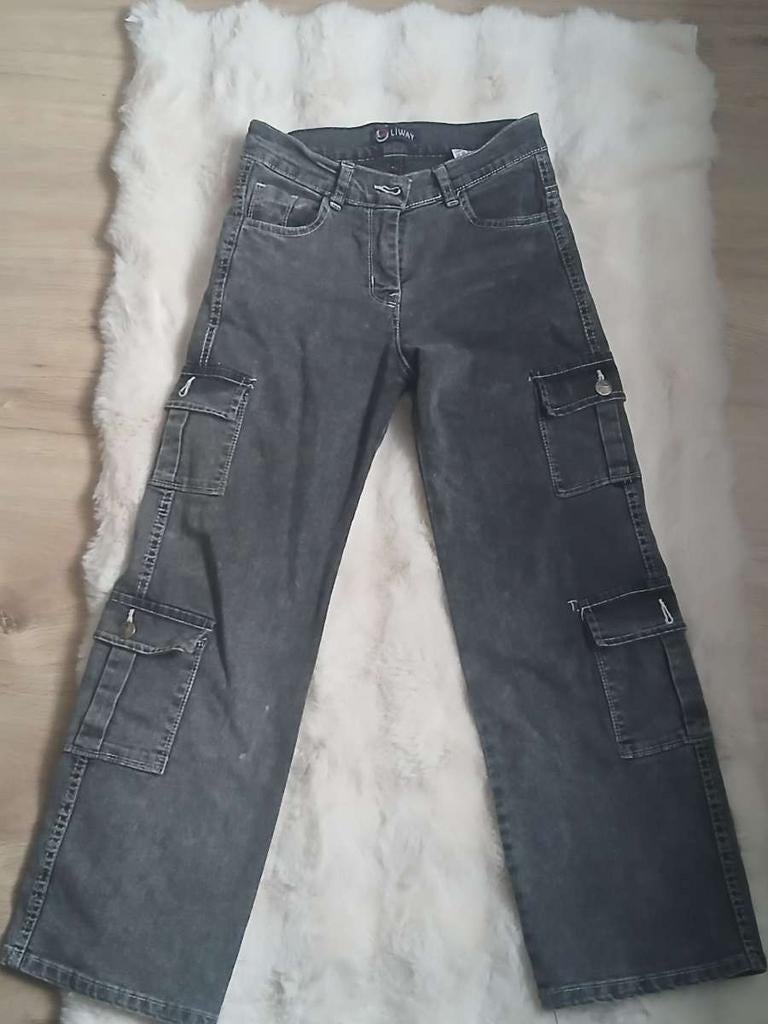 Zwarte broek met broekzakken, Ophalen