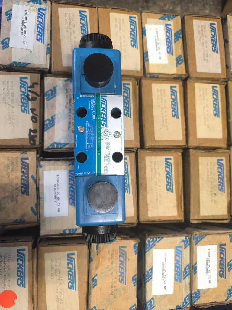 Diverse NIEUWE hydraulische ventielen en andere spulletjes, Ophalen