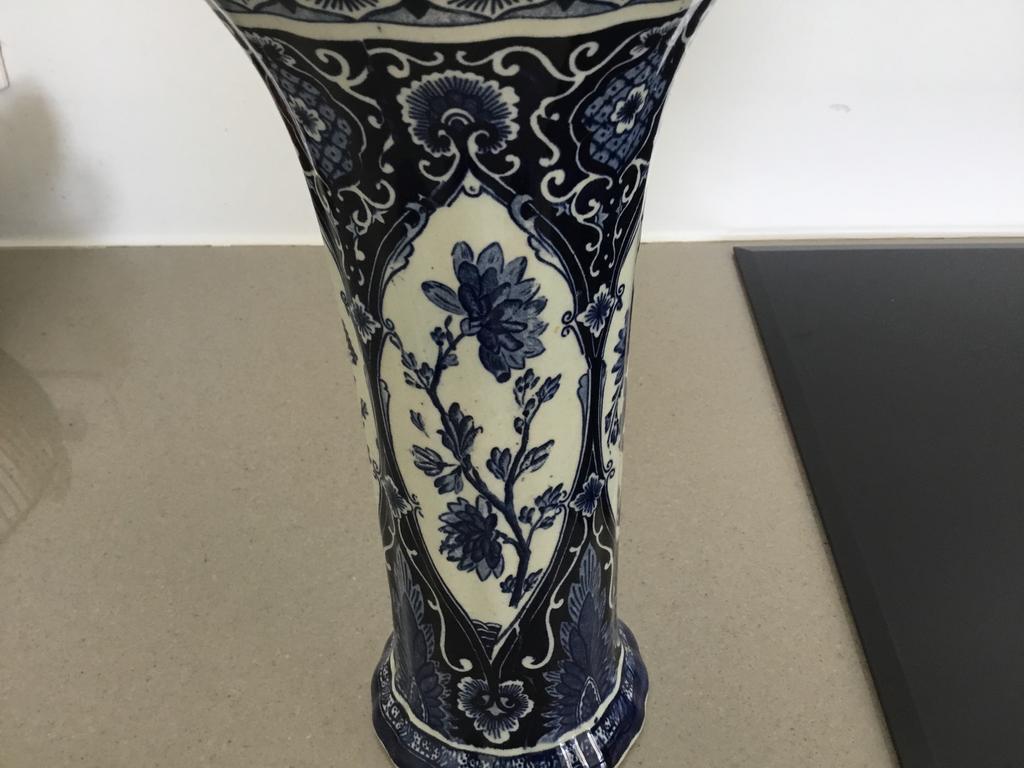 Vase bleu de Delft de Boch, Enlèvement