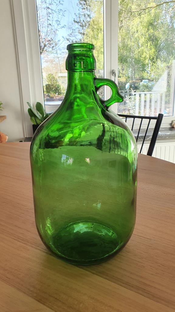 Groene glazen kruik, Ophalen