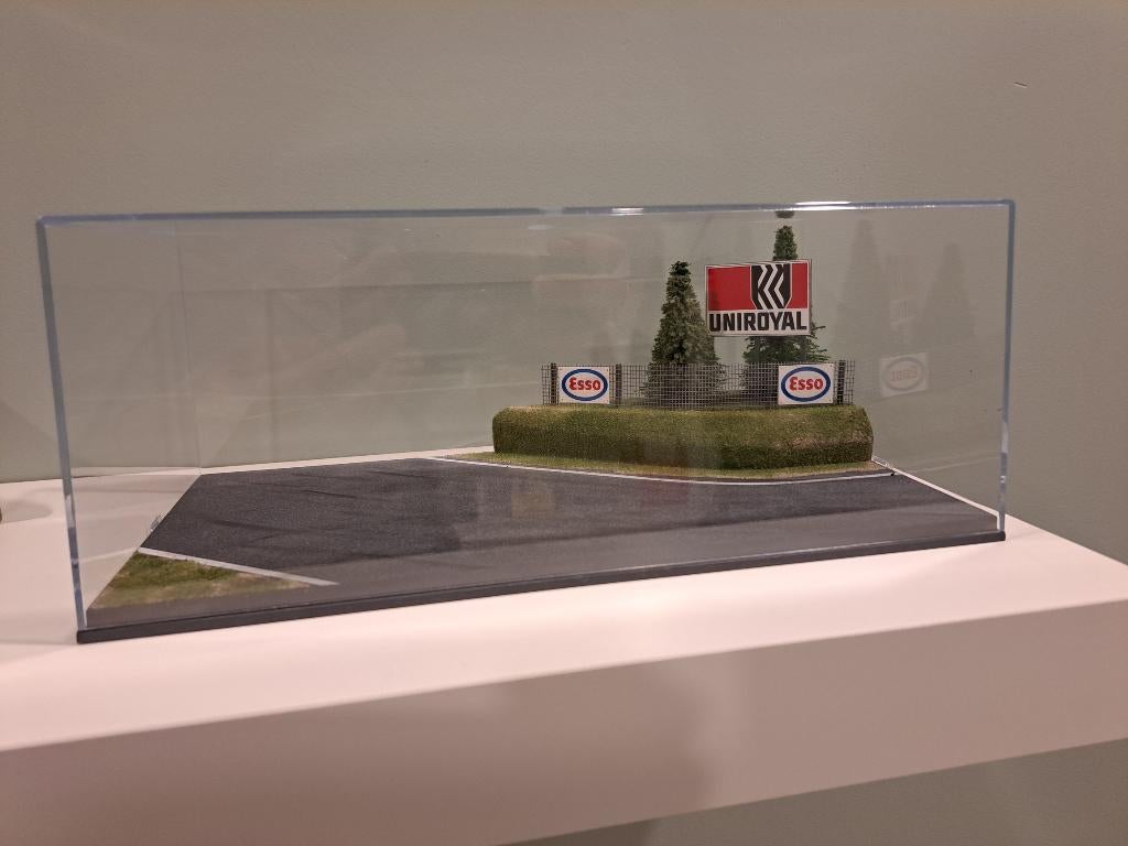 1:43 diorama Nürburgring 60-70's, Hobby en Vrije tijd, Modelauto's | 1:43, Ophalen of Verzenden, Nieuw, Auto, Overige merken