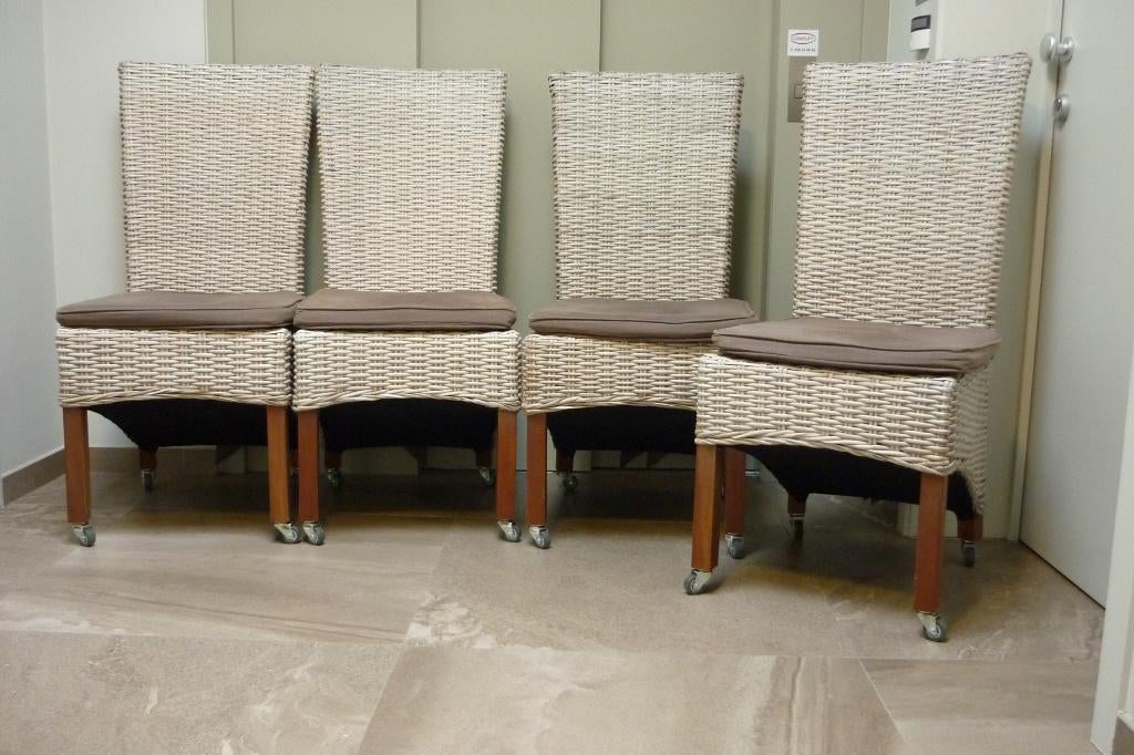 eettafel uitschuifbaar met 4 stoelen, Huis en Inrichting, Tafels | Eettafels, Zo goed als nieuw, 100 tot 150 cm, 100 tot 150 cm