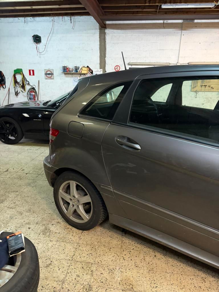 Voiture, Autos, 100 kW, 4 portes, Noir, Classe B