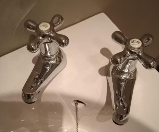 Lavabo inclusief 2 retrokranen, Ophalen, Minder dan 50 cm, Zo goed als nieuw, Minder dan 100 cm