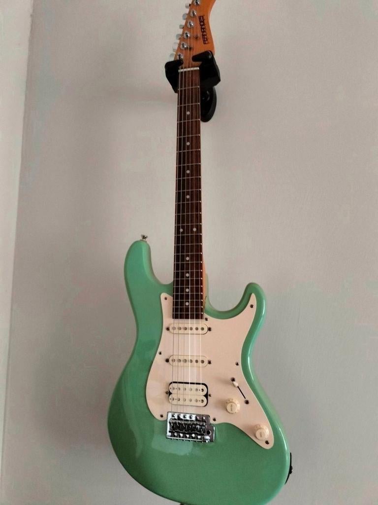 Fernandes MIJ Stratocaster Seafoam Vert, Musique & Instruments, Instruments à corde | Guitares | Électriques, Enlèvement