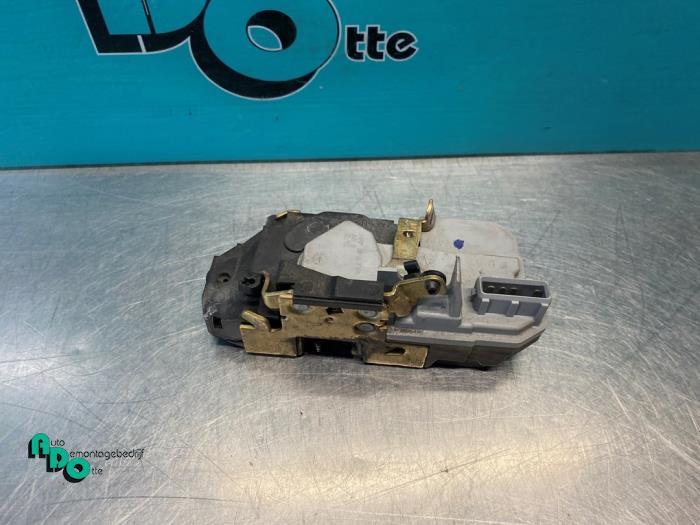 Serrure portière mécanique 4portes arrière droite d'un Pe, -, 3 mois de garantie, Utilisé, -