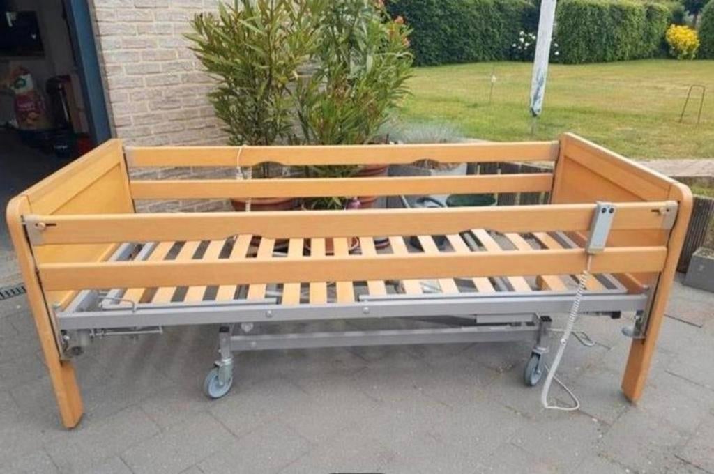 Ziekenhuisbed elektrisch, Huis en Inrichting, Ophalen