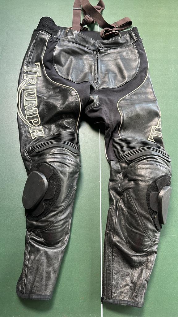 Pantalon cuir moto TRIUMPH, Motos, Vêtements | Vêtements de moto, Pantalon | cuir, Hommes, Seconde main, Enlèvement