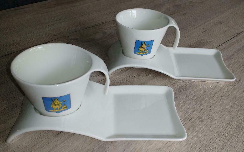 2 Koffiekoppen + onderzetborden met wapenschild van Wilrijk, Ophalen, Nieuw, Kop(pen) en/of Schotel(s)