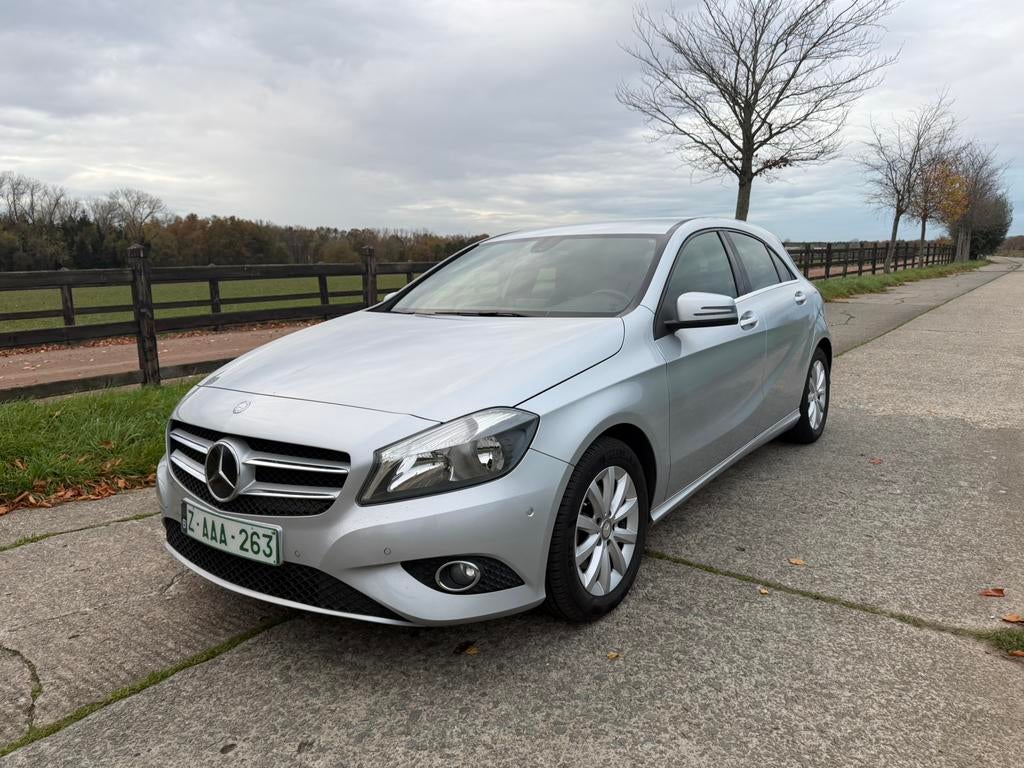 Mercedes a180 benzine be-edition zeer nette wagen, Auto's, Voorwielaandrijving, Leder en Stof, Bedrijf, Handgeschakeld