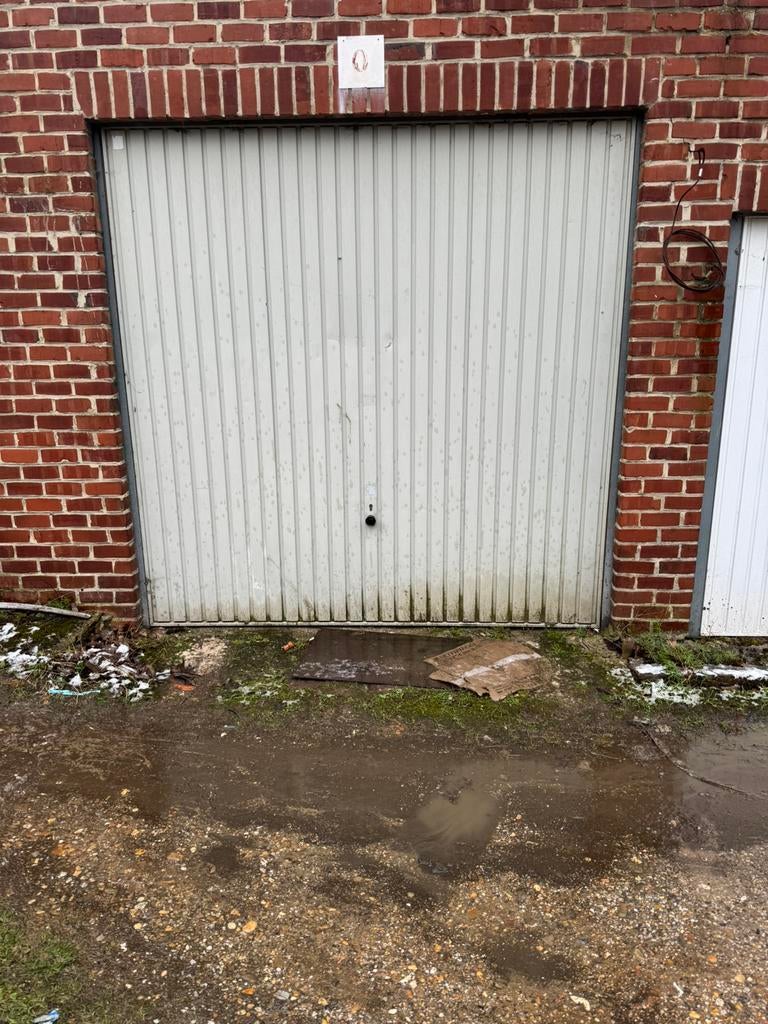 Grande garage box à louer à Zaventem