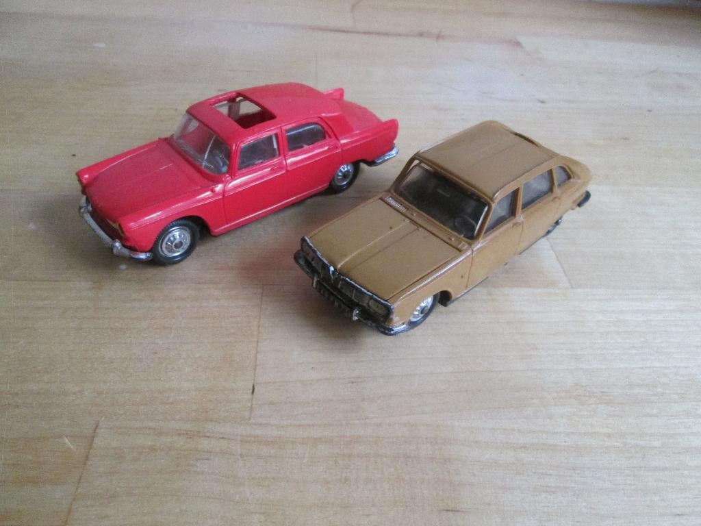 2 Norev 1:43 Modelle 60iger Jahren Peugeot 404 + Renault R16, Hobby en Vrije tijd, Modelauto's | 1:43, Gebruikt, Auto, Norev, Ophalen of Verzenden