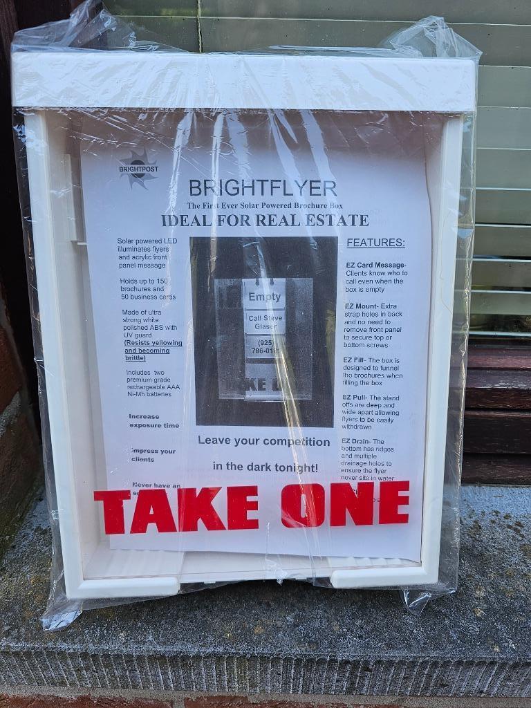 Outdoor Brochure Box and Card Holder with Integrated LED Sol, Zakelijke goederen, Ophalen of Verzenden