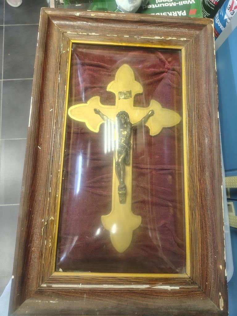 Kruis in kader met gebombeerd glas. Elk bod wordt overwogen., Antiek en Kunst, Antiek | Religieuze voorwerpen, Ophalen