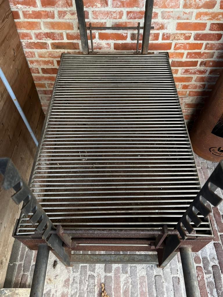 BBQ uit staal met inox rooster, Ophalen, Gebruikt